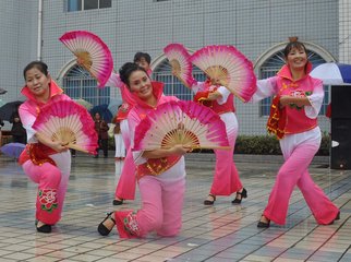广场舞这种在公共广场上由群众自发组织火遍中国的大江南北