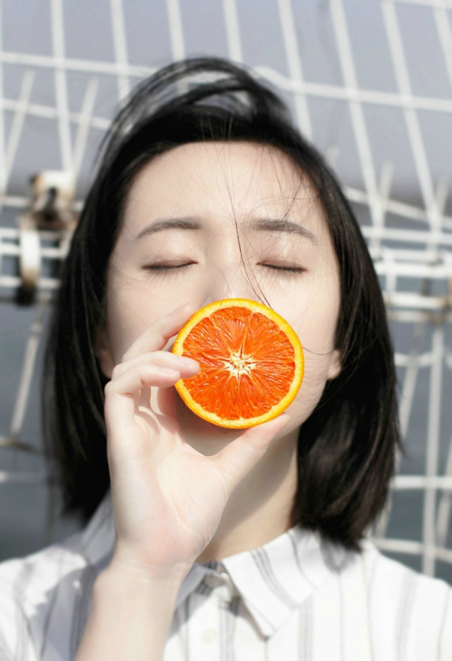短发美女户外唯美写真沐浴温暖阳光-壹佰咖啡馆-ebai.cf