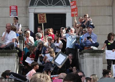 约翰逊胜选当地英国暴收抗议 police民收生冲突 现场混治没有胜(图)
