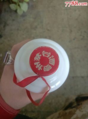 茅台酒瓶,53度飞天铝盖8*90年代。价格1.00 茅台酒瓶,53度飞天铝盖8*90年代。价格1.00