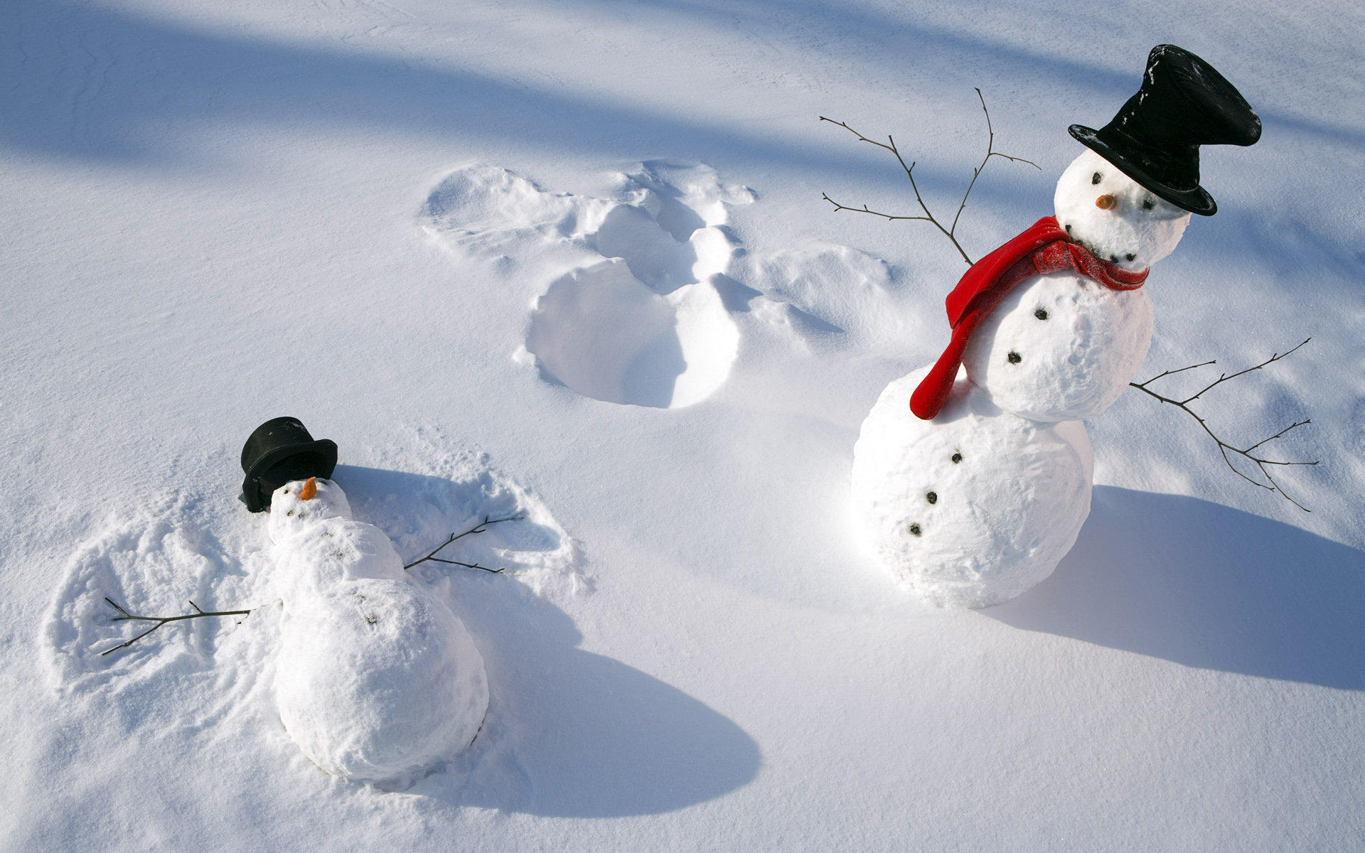 堆雪人桌面壁纸中,下雪的天气是孩子们冬天里最开心