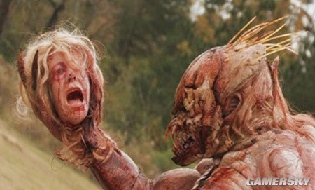 一部外国电影,一个怪物手提人头,抓在桌子下的人,还有