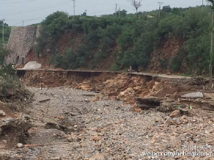 邯郸:309国道涉县龙湖路段大桥东洪水将电线杆