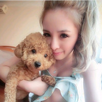 可爱女生头像_抱着狗狗的可爱女生头像_qq女-15kb